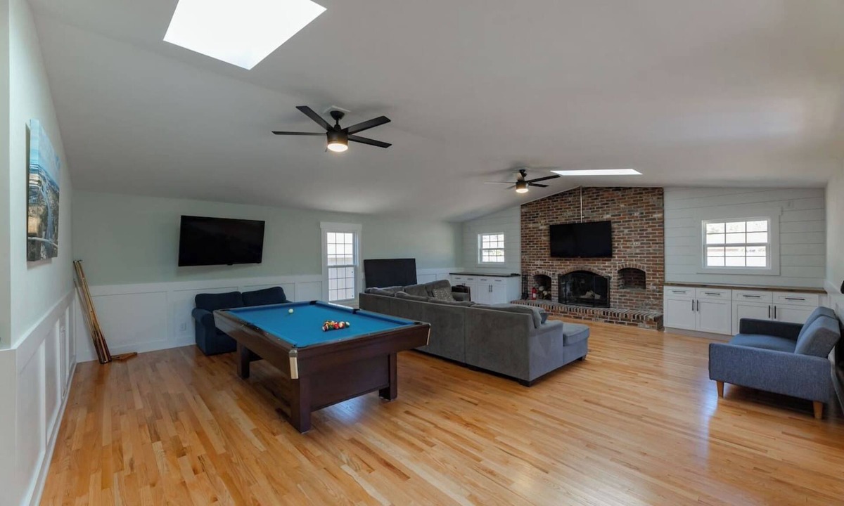 Green Meadow House | Spacious Home | Hot Tub | Centrally Located