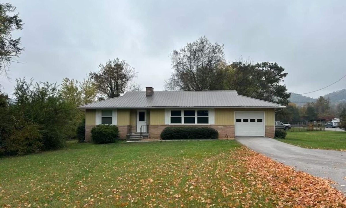 Ashley Oaks House | Spacious house with large front and back yard, recently renovated