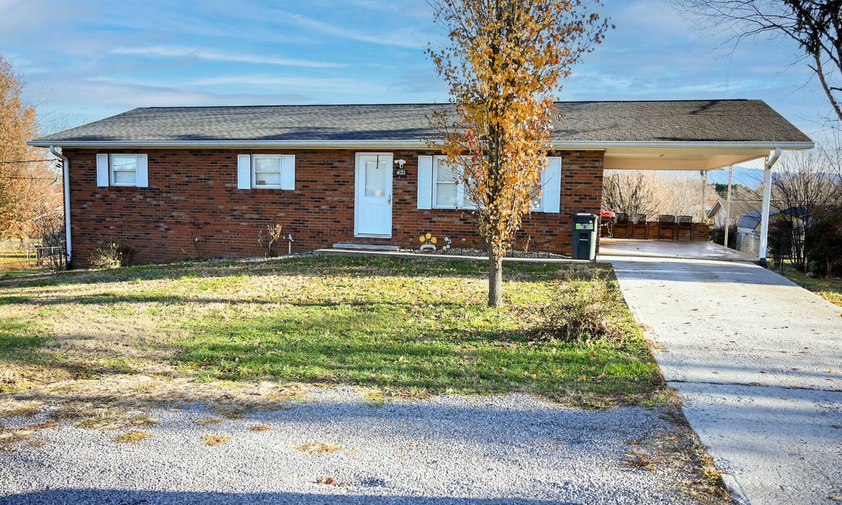 Seymour House | Spacious! King beds! Fenced backyard! Dollywood 25 min. 5 beds 2.5 baths!