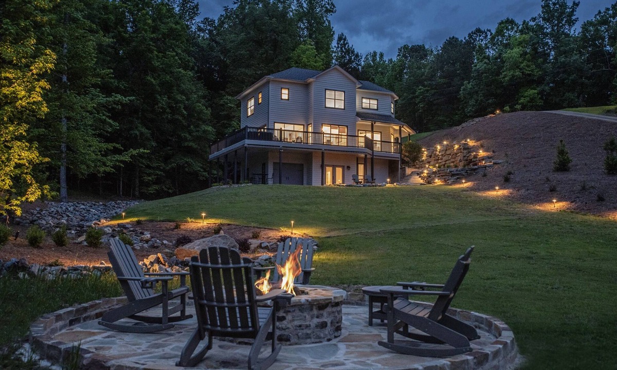 Alexander City House | Spacious Lakefront Escape – 6BR, 4.5BA, Big Yard, Calm Waters