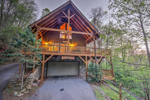 Sherwood Forest House | Spacious Maggie Valley Cabin w/Hot Tub & MTN View
