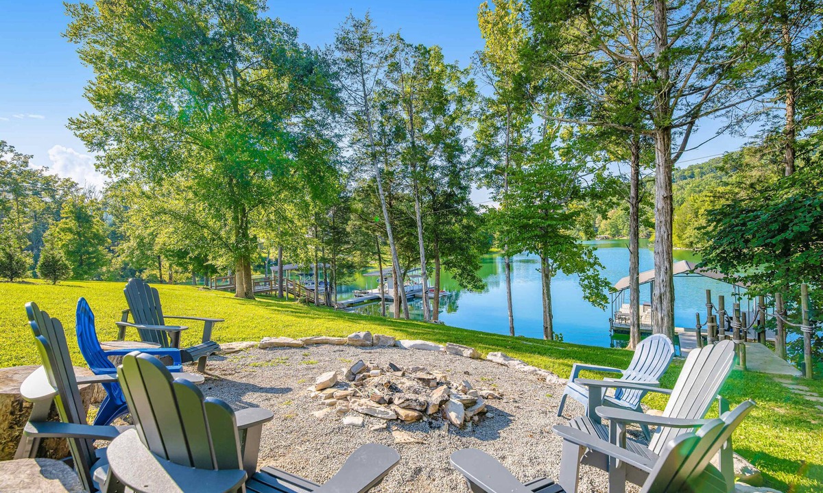 Maynardville House | Spacious Norris Lakefront Retreat・Firepit・Hot Tub