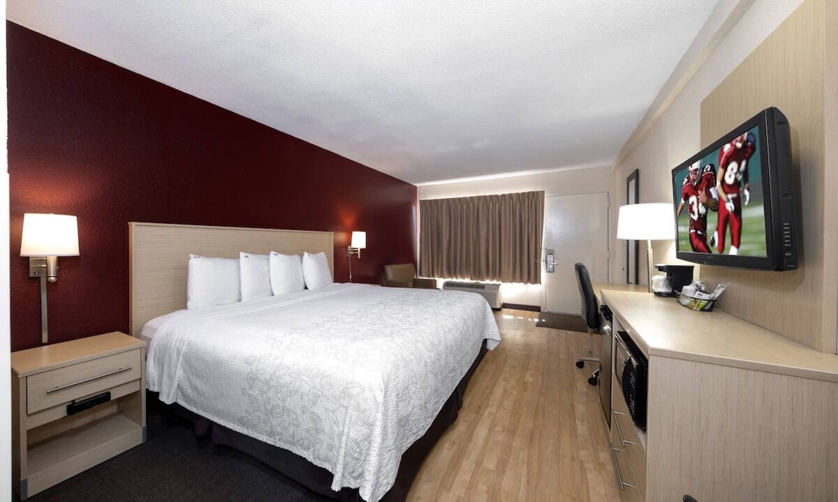 East Naples Hotel | Spacious, Pet-Friendly Naples Room for Families – Includes Pool
