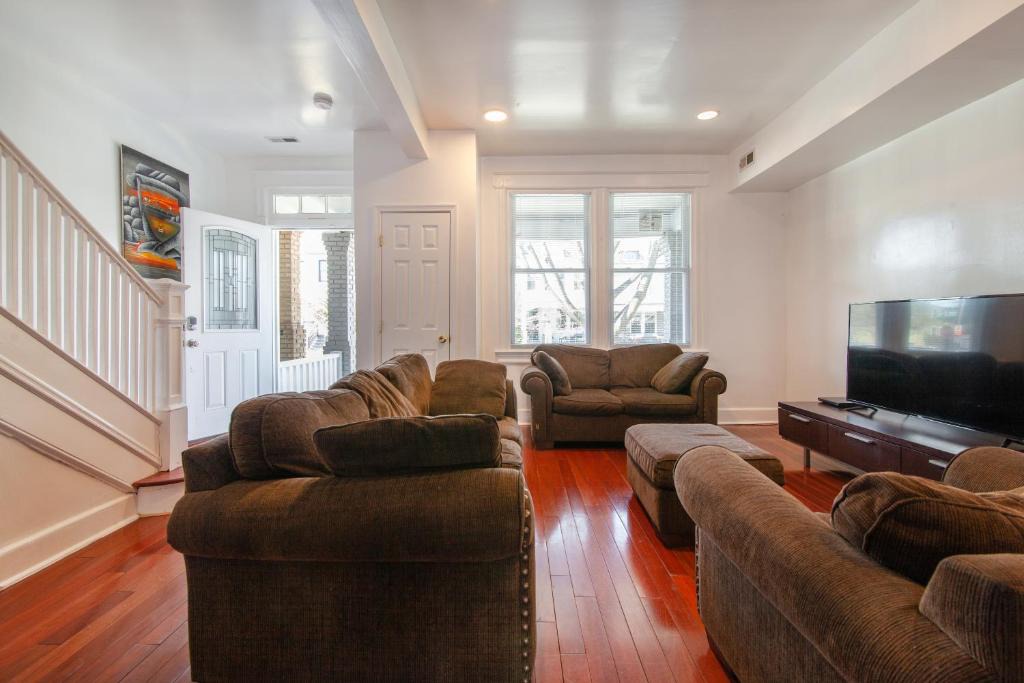 Petworth Apartment | Spacious, Relaxing, 4 Bd 3.5 Ba Home In Petworth!