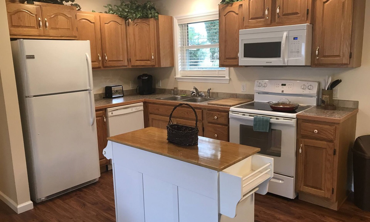 South Cleveland House | Spacious Single-family King w/Big Shaded Yard