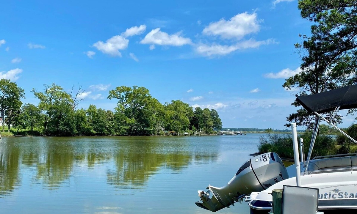 Mount Holly House | Spacious Water Front House off of Potomac River 5 Bedroom/5 Full Bath