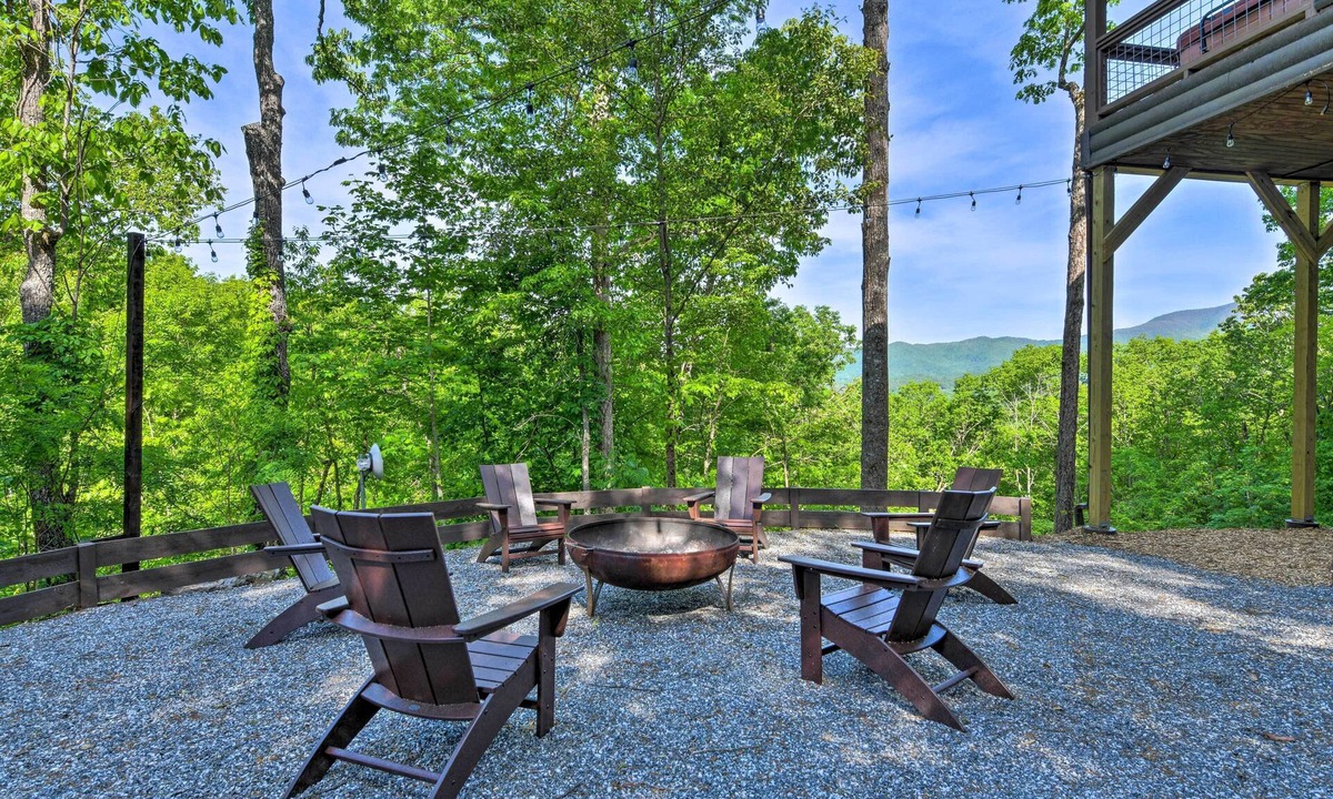 Bryson City Cabin | Spectacular Views, All Amenities & 5 Minutes from Town!