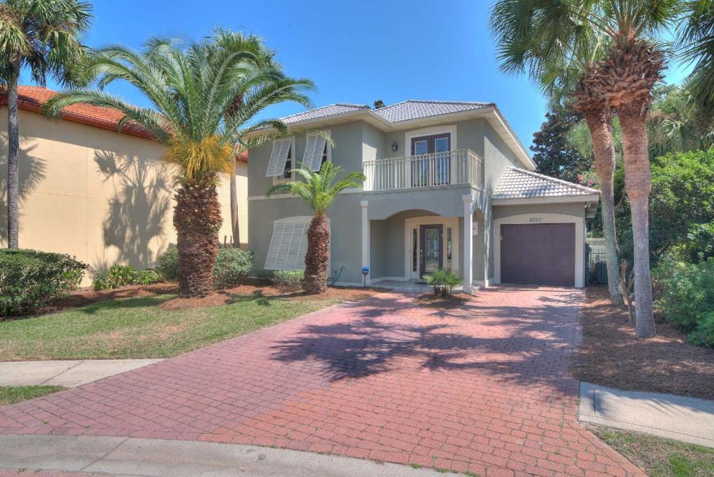Fort Walton Beach - Destin House | Splendid Home With Private Pool and Hot Tub Patio, 8mn Walk to Beach, Pets Welcome