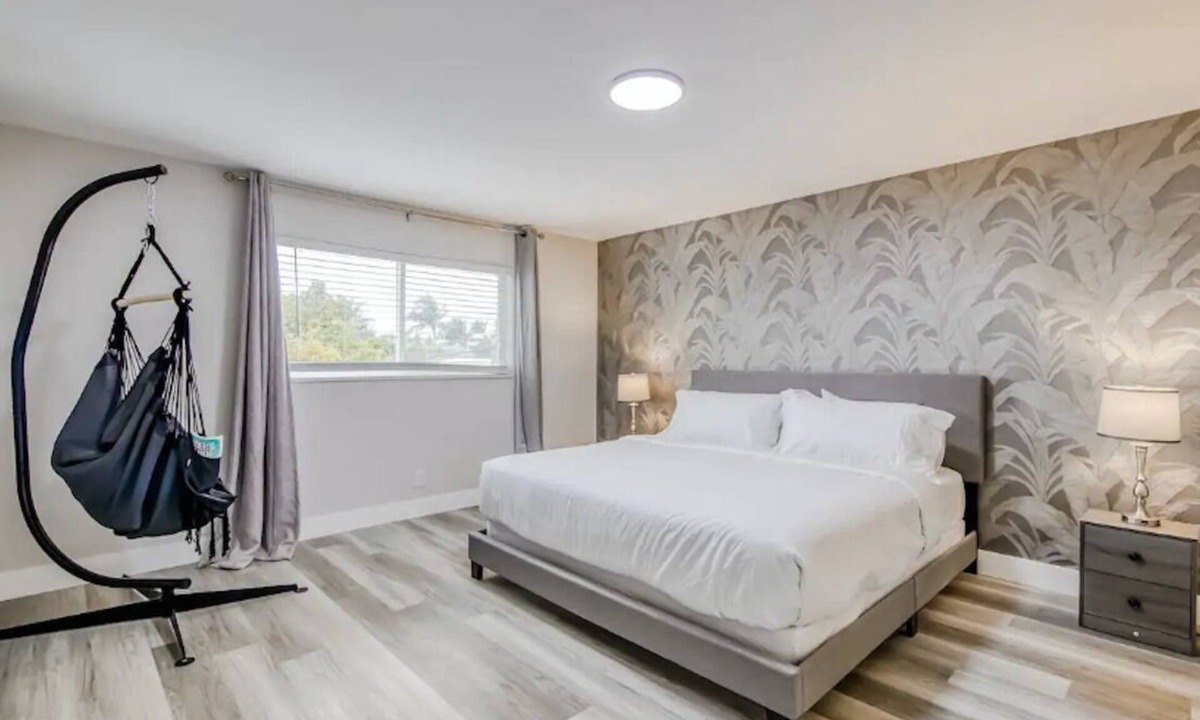 Palm Beach Shores Condo | Steps to Beach: Hot Tub, Fire Pit & Dog-Friendly