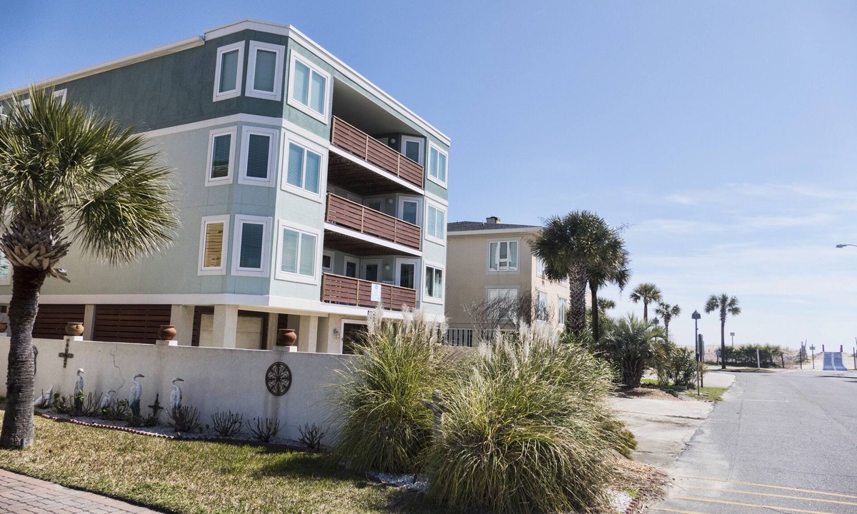 Tybee Island House | Steps to the Ocean, free parking, elevator, sleeps 19.
