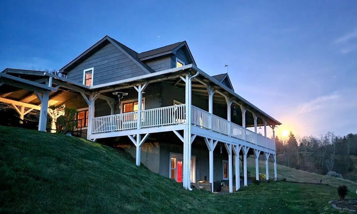 West Jefferson House | Still Waters - Riverfront, Foosball, Firepit, Fireplace, Covered Deck, River Tubes, Gas Grill, WIFI
