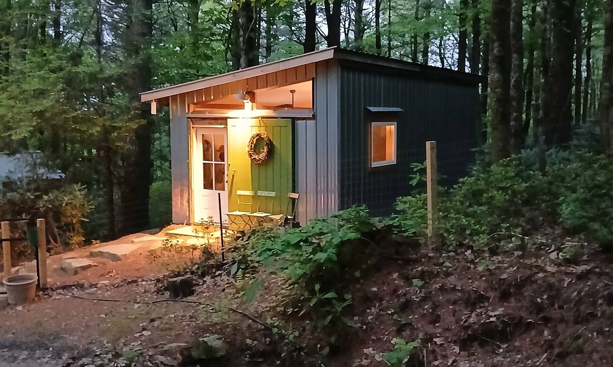 Newland Apartment | Studio at Cold Springs Cabin for two, hikers delight, next to the Pisgah Forest