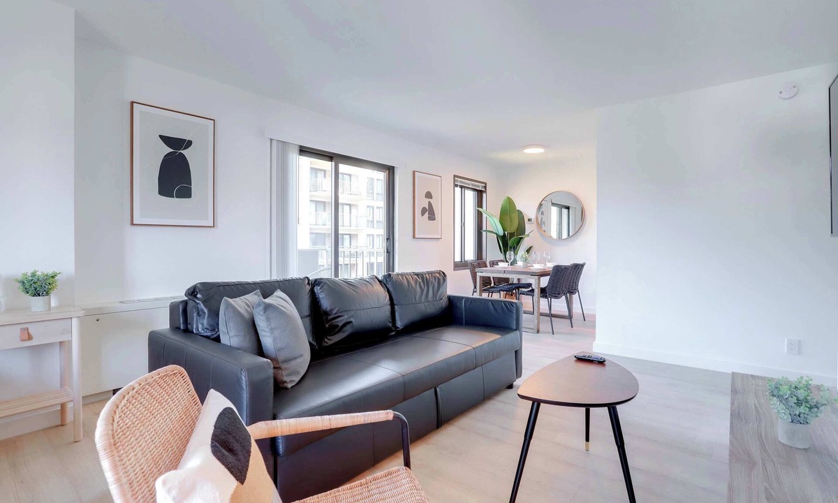 Court House Apartment | Studio with Park Views in Lively Clarendon!