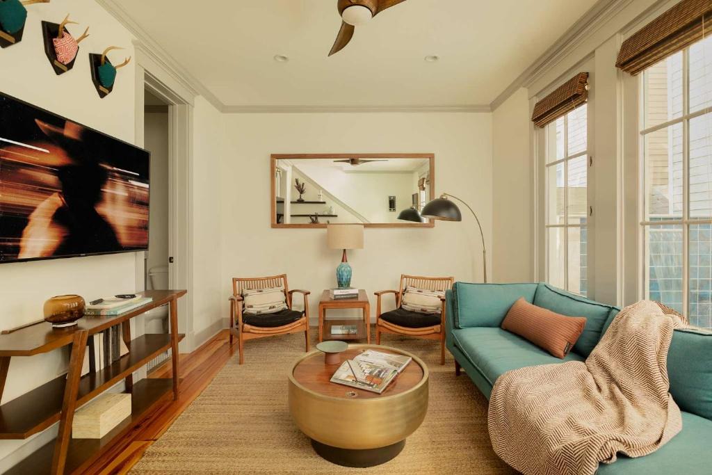 Dixon Park House | Stunning Carriage House Heated Pool
