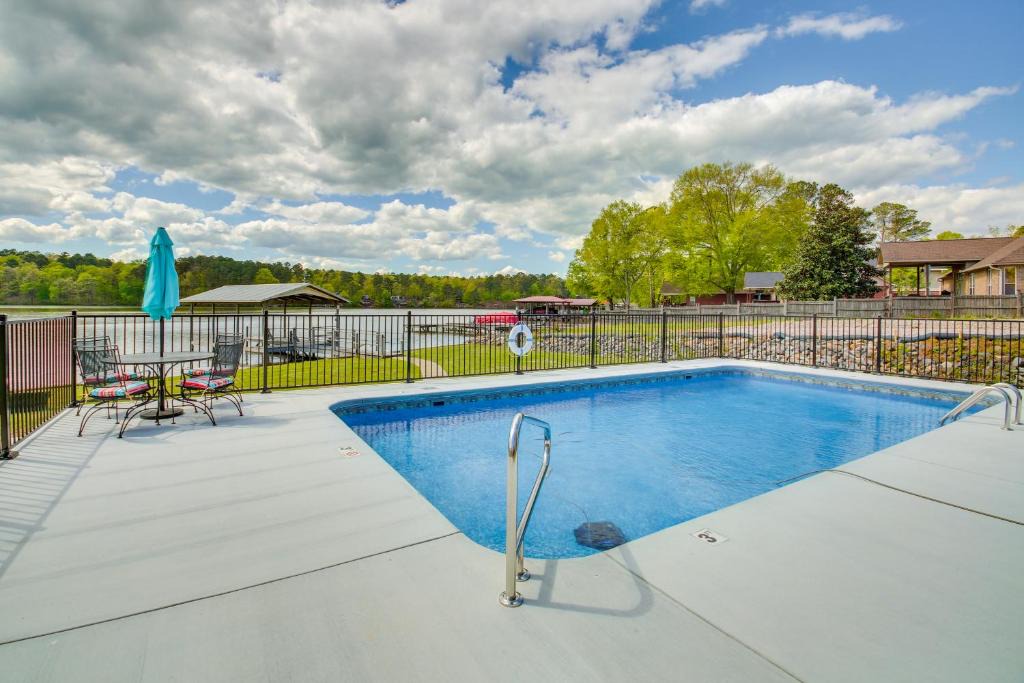 Mid America House | Stunning Lake Hamilton Getaway w/Hot Tub!