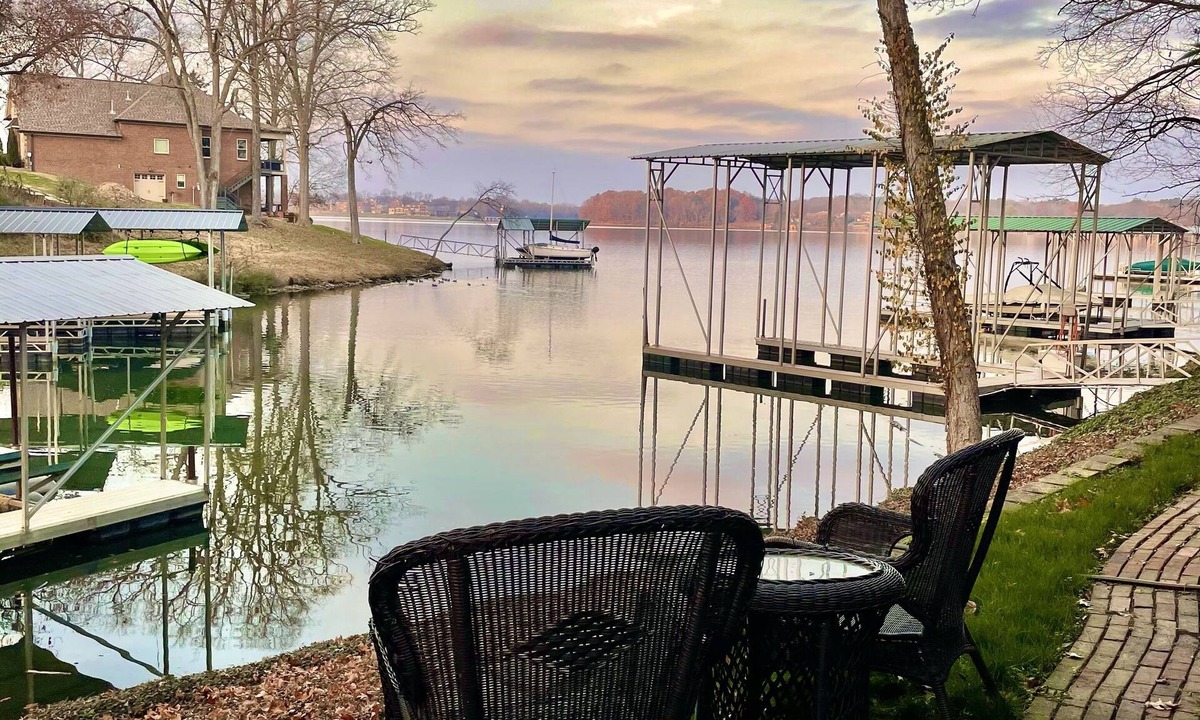 Lakewood House | Stunning lakefront retreat minutes from Nashville