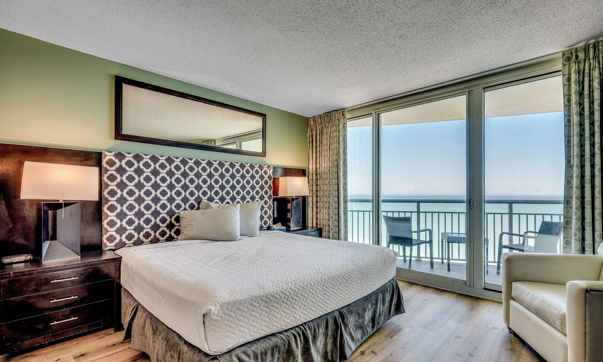 Downtown Myrtle Beach Condo | Stunning Oceanfront King Suite at Oceans One Resort 8th Floor