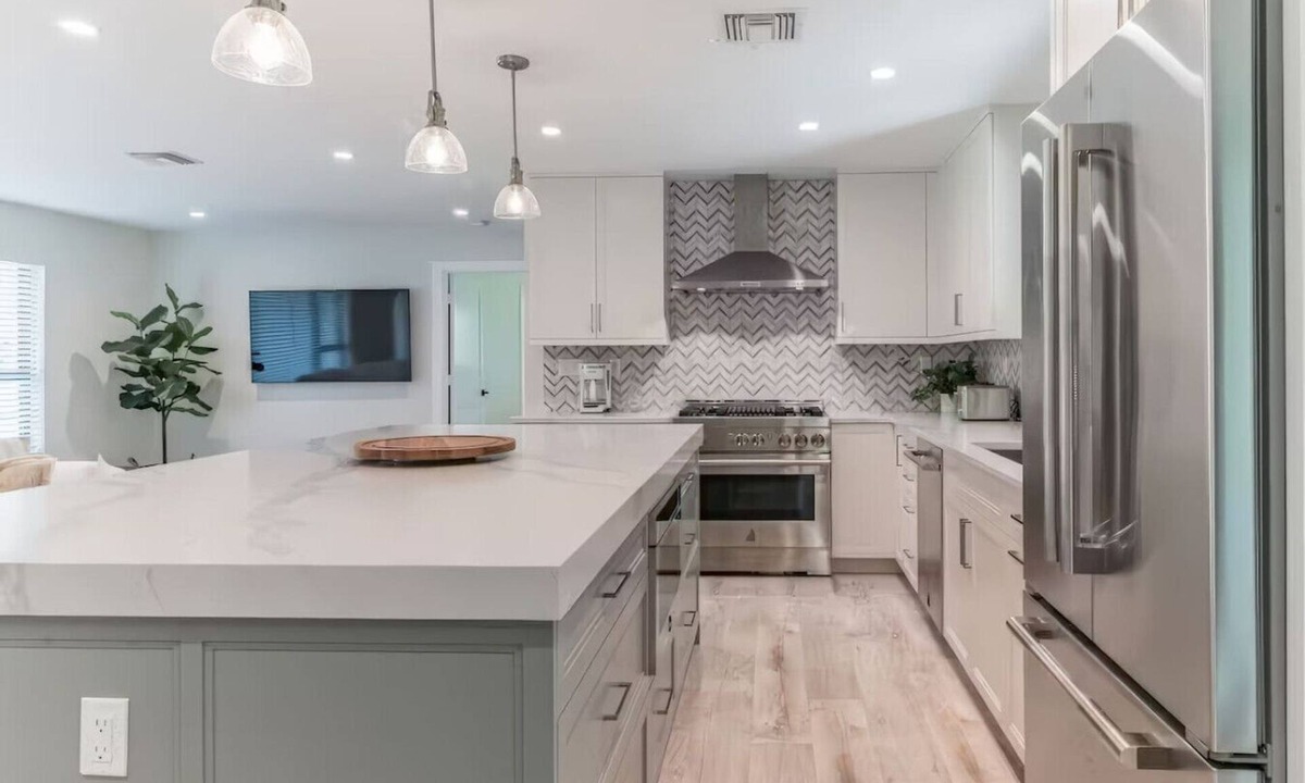 Jupiter House | Stylish 3BR w/Heated Pool · 7 Mins to Beach