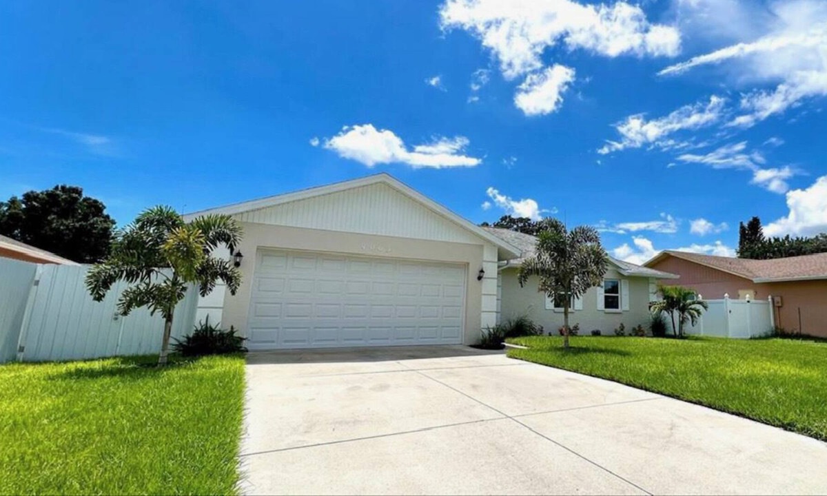 Lake Sarasota House | Stylish and Spacious 3/2 Sarasota home in convenient location