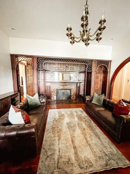 Lexington House | Stylish Spacious Apartment with King and Queen Beds