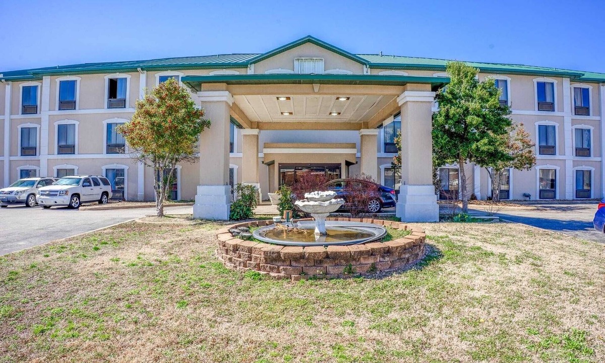 Jonesboro Apartment | Suite - 2 Queen Bed Accessible Non Smoking