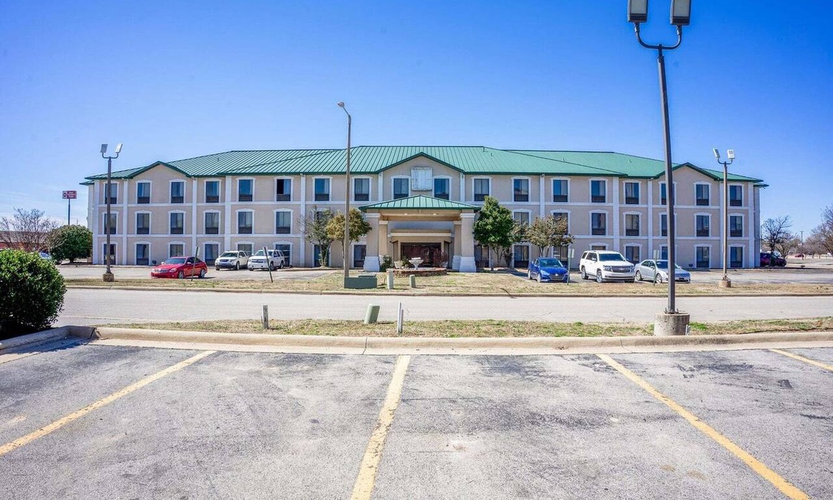 Jonesboro Apartment | Suite - King Bed Accessible Non Smoking