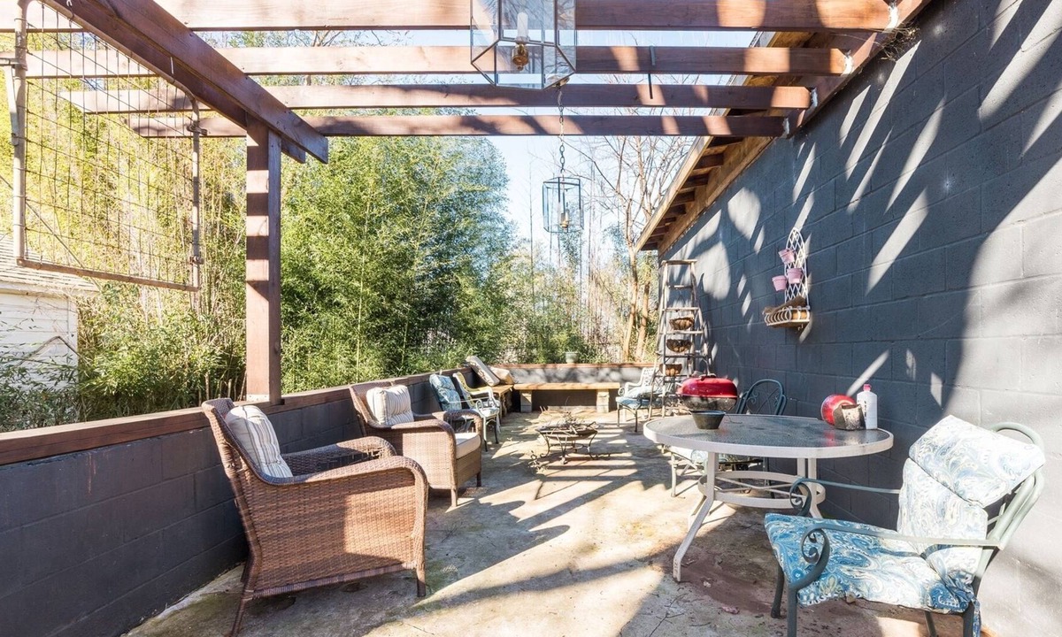 Greenville House | Summer Availability! 2B/1B W/ Lrg fenced-in backyard