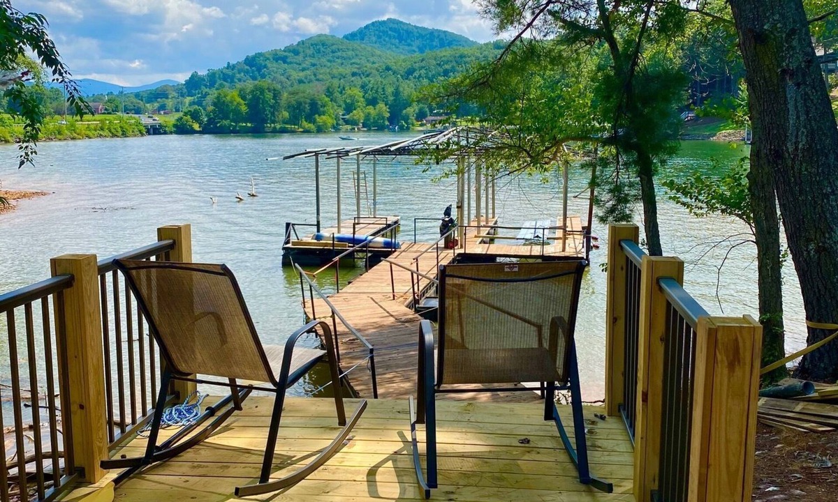 Hiawassee House | Summers are better @ Lake Chatuge - Waterfront Farmhouse in Hiawassee, GA