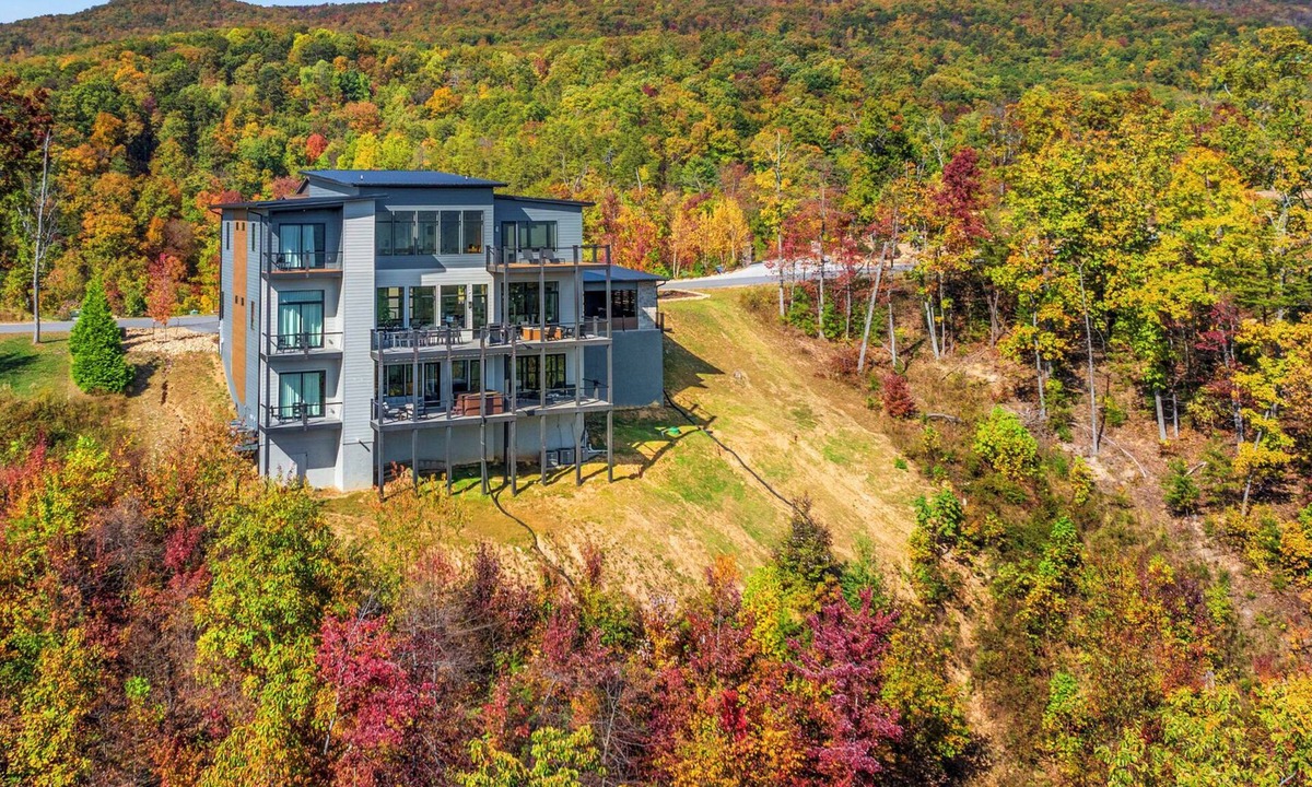 Sevierville Cabin | Summit 85 ~ Modern Luxury ~ Indoor Pool ~ Majestic Views