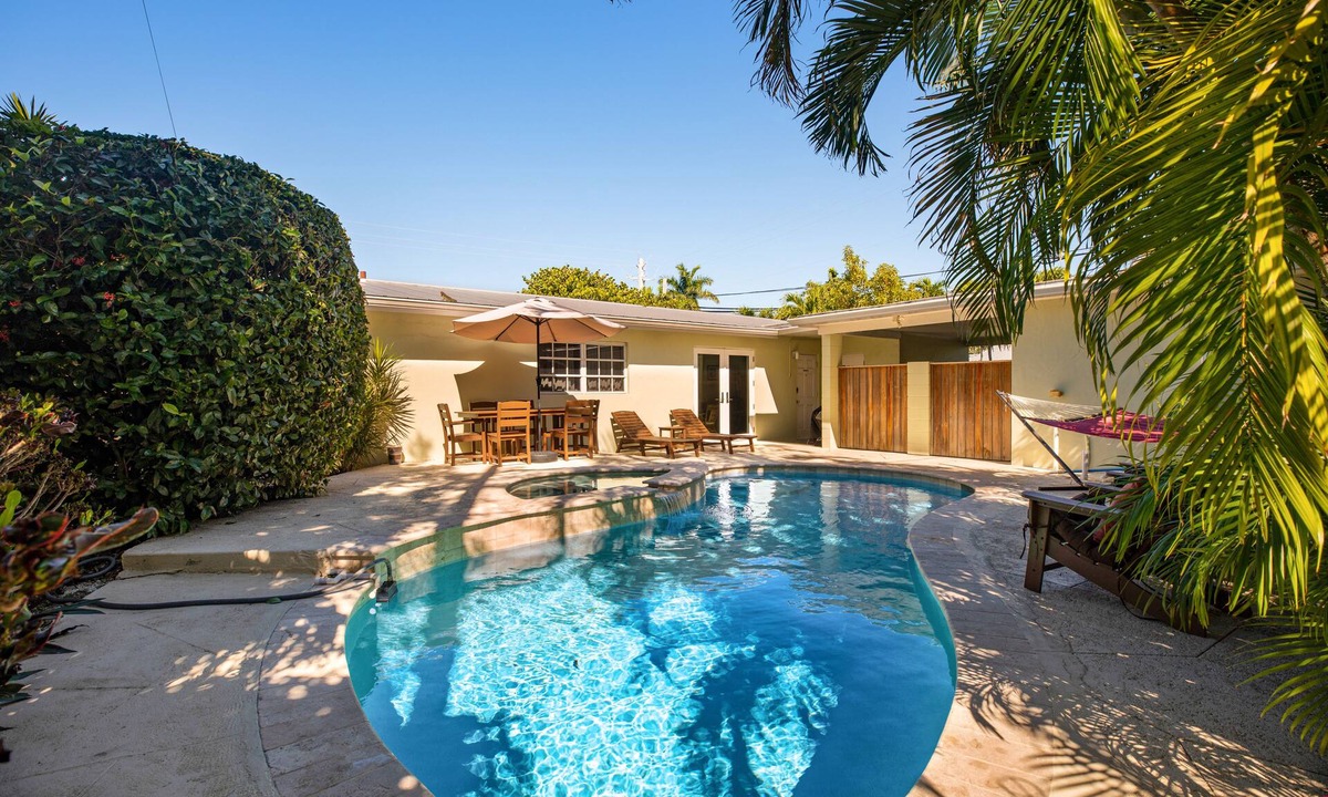 Midtown House | Sumptuous Home w/Private heated pool, Central AC, WiFi & Private Washer/Dryer