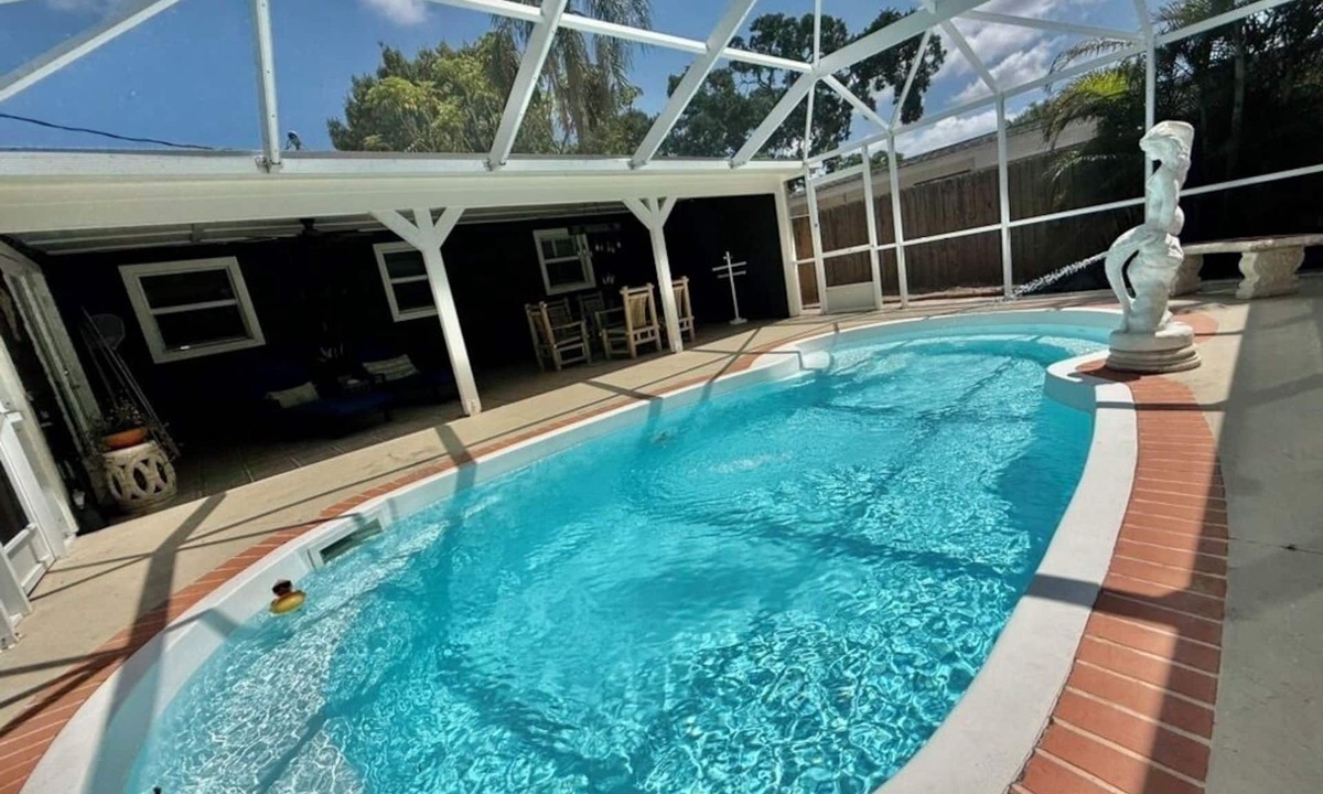 Arlington Park House | Sun & Splash Retreat Minutes to Beach + Downtown