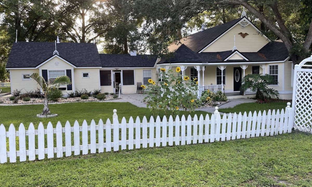 Altamonte Springs House | Sunflower Victorian Beauty