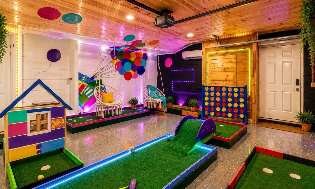 Sevierville Ski Chalet | 🌈Sunrise Views + Theater + Mini Golf +Hot Tub + Pets