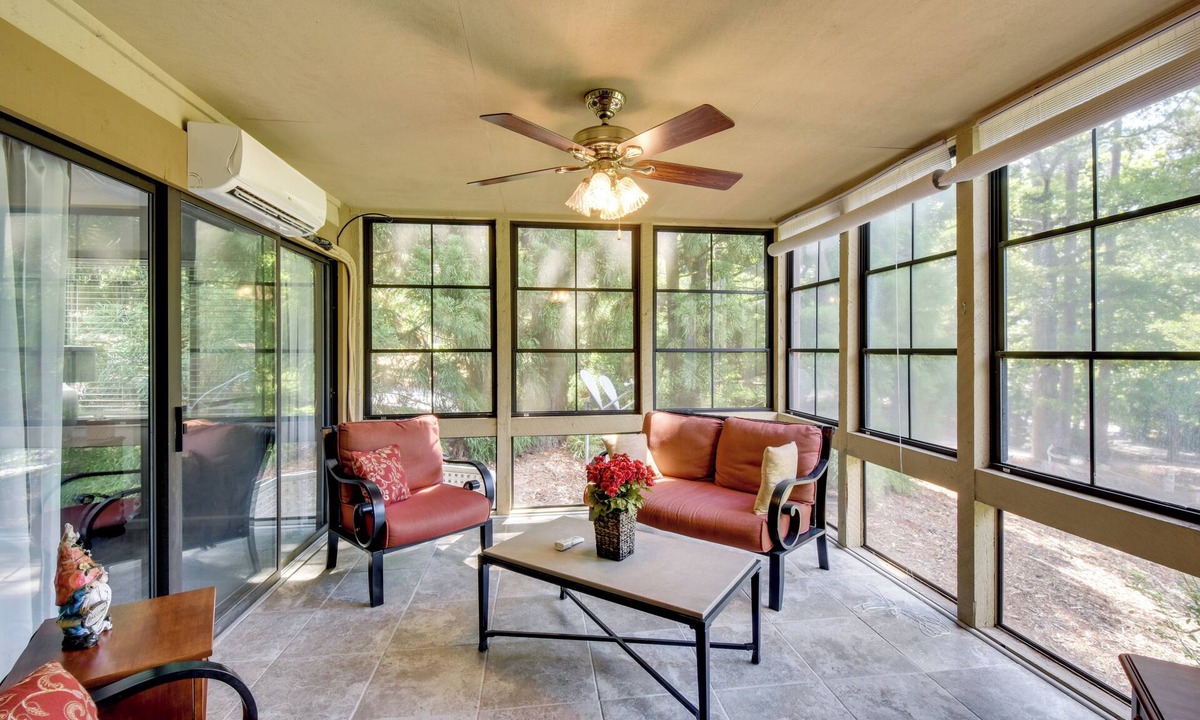 Salem Condo | Sunroom & Deck! Golf Retreat in Keowee Key