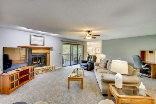 Salem House | Sunroom & Deck! Golf Retreat in Keowee Key