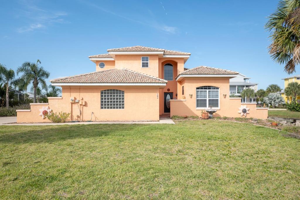 Marineland Acres House | Sunshine Beach, 3 Bedrooms, Private Pool, WiFi, Pet Friendly, Sleeps 8