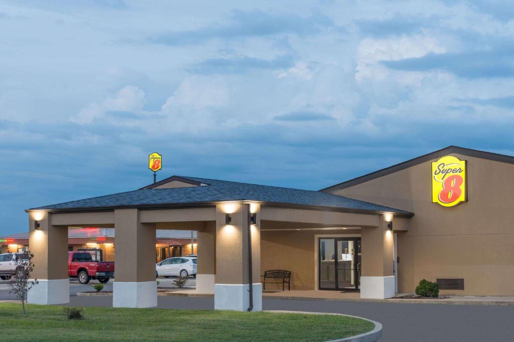 Charleston Hotel | Super 8 by Wyndham Charleston Sikeston East MO