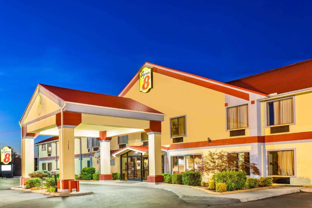 Morristown Hotel | Super 8 by Wyndham Morristown/South