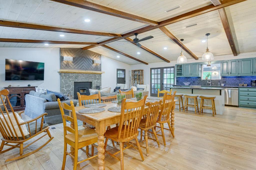 Hayesville House | 'Sweetwater Bluff' Home On The Hiawassee w/Views!