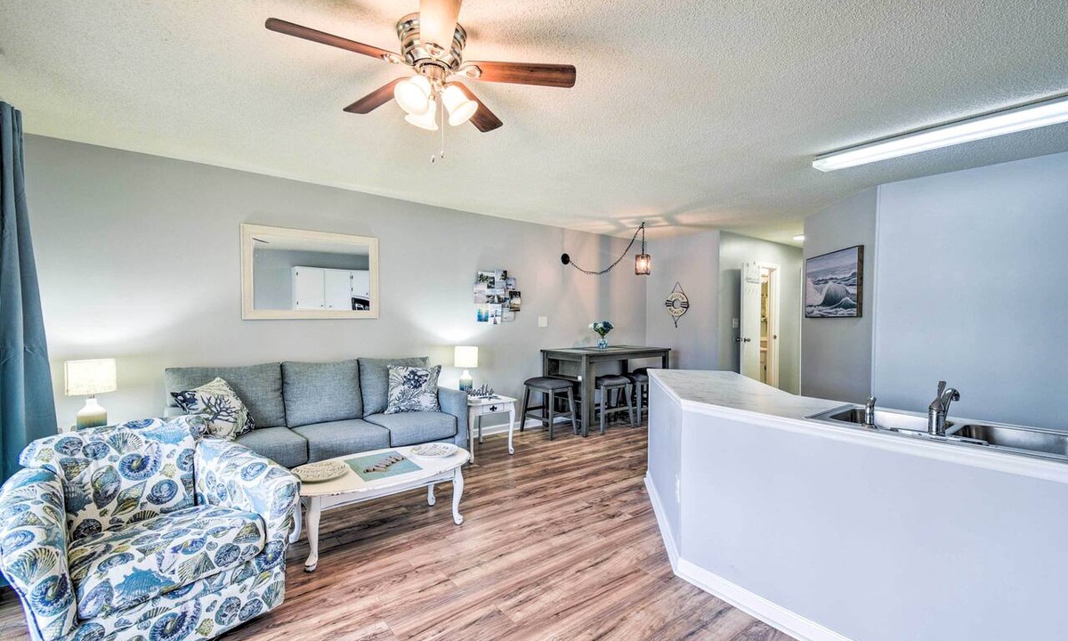 Little River Condo | Swim, Golf & Dine: Condo by Cherry Grove Beach!