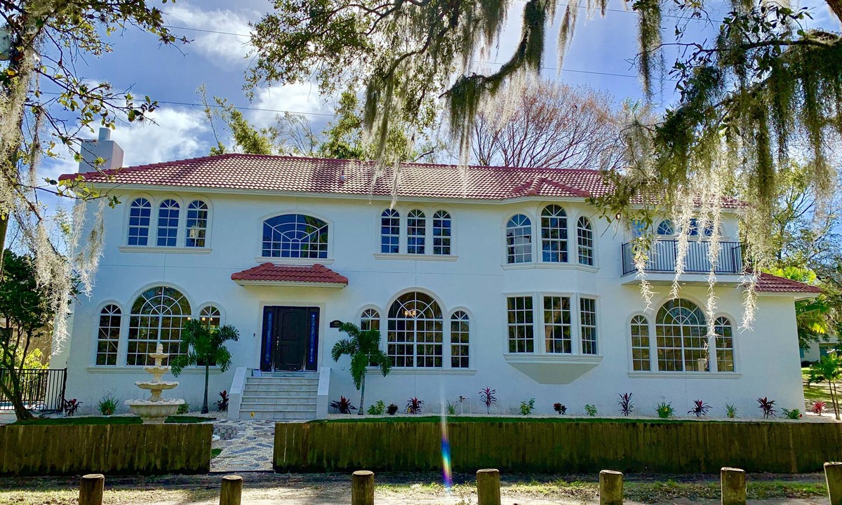 Old Seminole Heights House | ☆ Tampa Riverfront Villa ☆ Heated Pool/Hot Tub/Kayaks/Pool Table