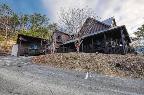 Pigeon Forge Ski Chalet | Tanner Manor Lodge