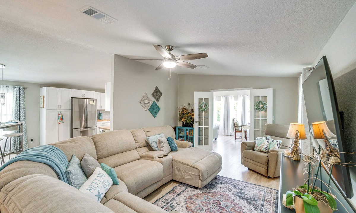 Grove City House | Tee Off & Soak Up Sun! Airy Englewood Gem w/Yard