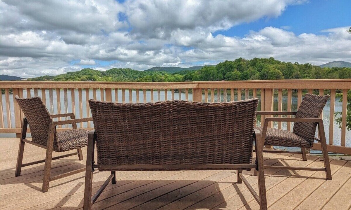 Lake Junaluska House | The Allgood Upper level home-Lake Front, Sleeps 10