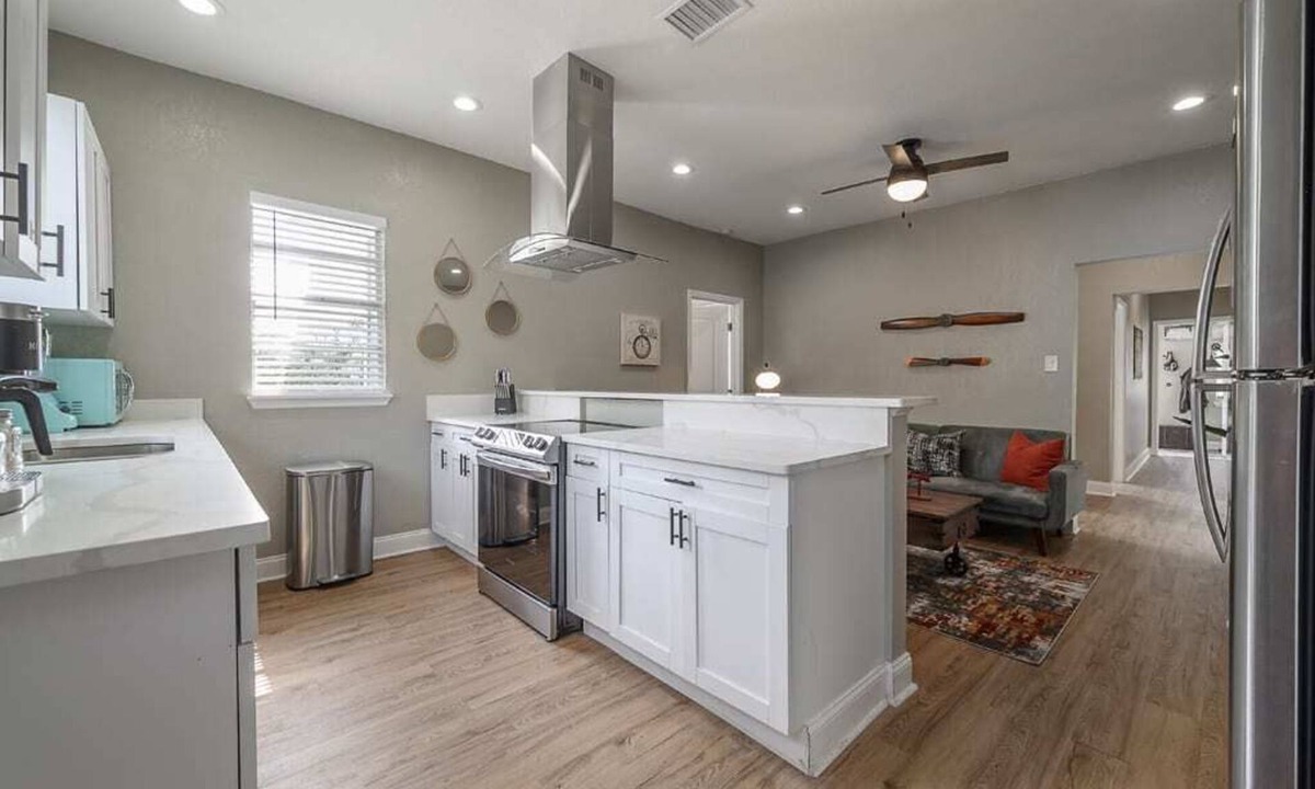 Tampa Apartment | "The Aviator Flat" - 3BR Apt|Fire Pit|Grill