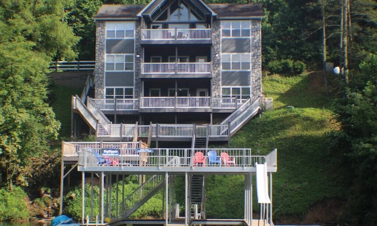 Lakeside Estates House | The Big Dipper' Dining for 30, Wet Bar, Billiards, 7 TVs, 4 master suites