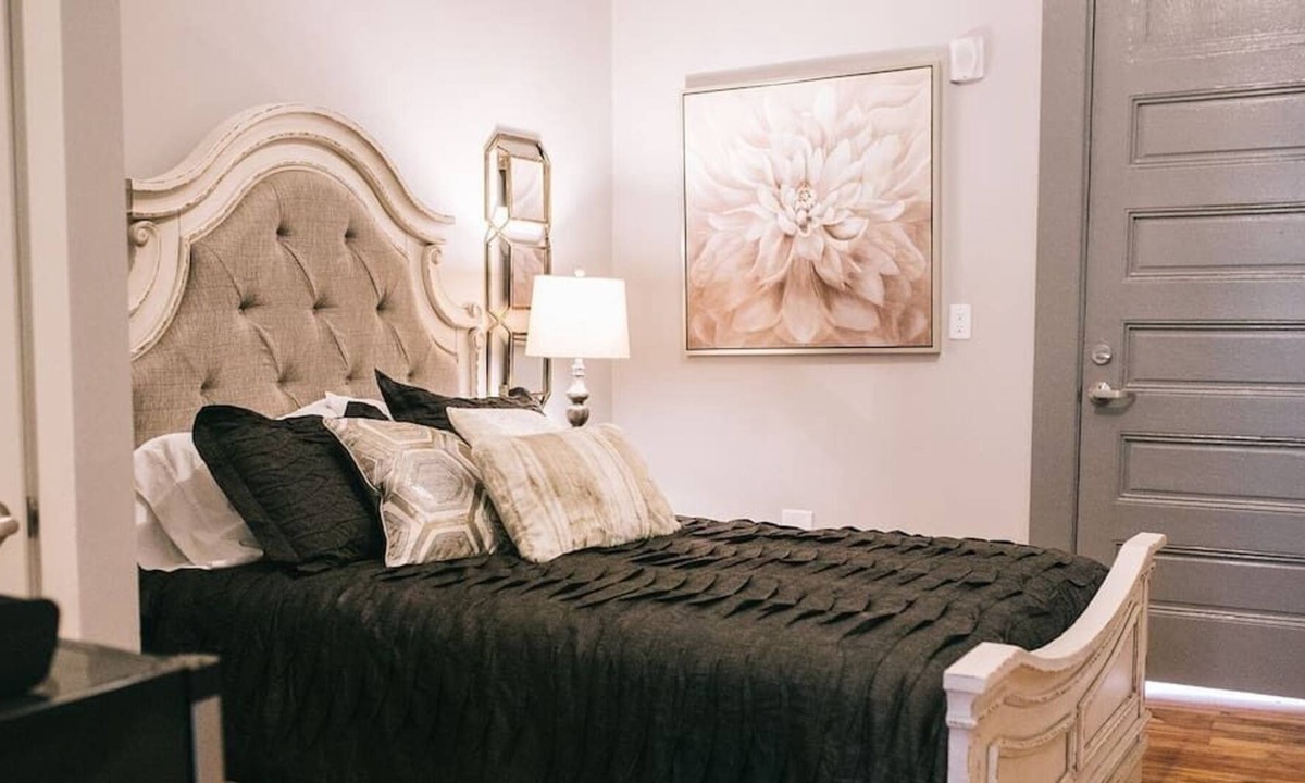 Lake City Apartment | The Blanche Room 213