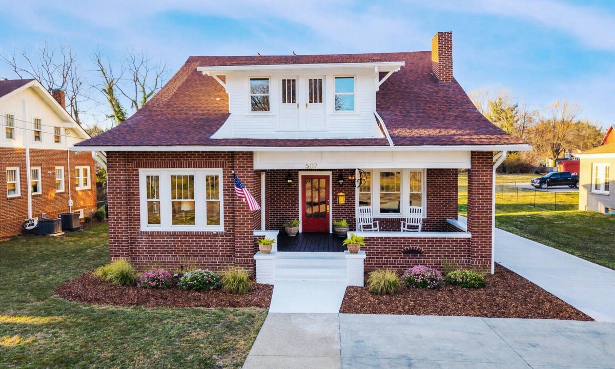 Greeneville House | The Bungalow at Ye Olde Towne Gate - Historic Greeneville - Hot Tub