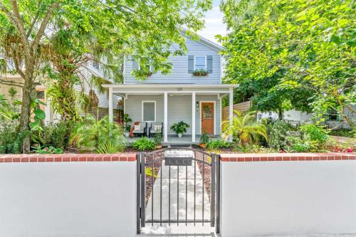 Lincolnville House | The Cottage Nook l Mins to DNTN l Dogs OK