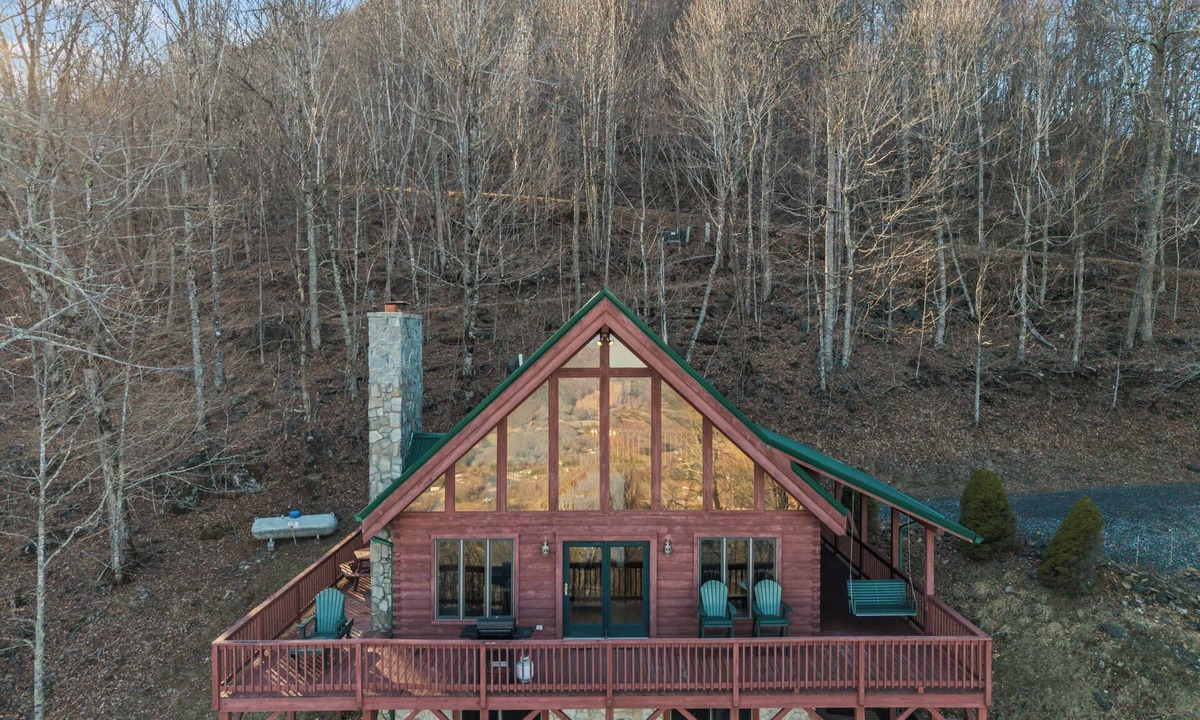 West Jefferson Cabin | The Flight Deck, Amazing Views, Sleeps 14, Firepit, Bunks, Game Room